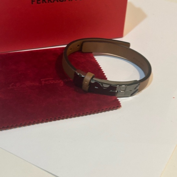 Ferragamo Tan Leather Bracelet New authentic - Picture 2 of 13